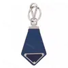 Designer chaveiro homens mulheres carro chaveiros amantes chaveiros couro real pingente triangular chaveiro para acessórios masculinos vermelho azul saco nu charme colhedores