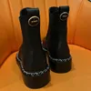 Botas nuevas para mujer Diseñador de marca Tacón clásico Letrero de doble letra de metal Botas Martin de lujo negras Forro de piel de oveja Suela no deslizante Decoración de cadena Botines para mujer