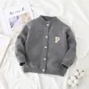 Manteau en duvet 2023 Garçons en bas âge Pull tricoté Cardigans pour bébés Vêtements d'extérieur Lettre Printemps Automne Vêtements pour enfants Enfants Filles Veste en tricot 231017