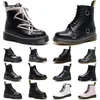 2023 Dr Martins сапоги Doc Martens дизайнерские ботинки Martin Triple Black White мужские женские роскошные кроссовки пинетки зима снег уличная теплая обувь классические шорты до щиколотки