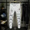 Herr jeans vita jeans män mode trendiga broderier bokstäver college pojkar smal fit runnings dragkedja denim byxor förstörda rippade jeans blackl231017