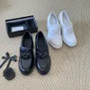 Topontwerpers Vrouw Casual Schoenen Kleding Schoenen Leren Schoenen Luxe Mode driehoek Loafers Leren Schoenen Flats 231017