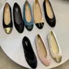 Designer Paris Marke Black Ballet Flats Schuhe Frauen Frühling gesteppte echte Lederschlupf auf Ballerina Runde Zehen Damen Kleidungsschuhe Klassiker Sandal A1