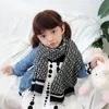 Écharpes Wraps Bébé Filles lettre Foulards Printemps Automne Hiver Garçons Filles Châle Enfants Cachemire Artificiel Colliers De Cou Chaud Enfants Foulard 231017