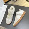 Maisons Casual Shoes Men Margiela Sneakers skarvad fast färg Kohud Pälssko Sued Lädertränare Vintergummisol med låg toppskor