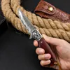 Högkvalitativ H1088 Flipper fällkniv Damascus stål Streck Blad Rosenträ med stålhuvudhandtag utomhus EDC Pocket Mapp Knivar med lädermantel