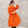 Kvinnors dikerockar 2023 Winter Parkas Red Cotton Padded Jacka Kvinnor Korean Fashion Mid-Längd Varma kappa Kvinnliga kläder Löst överrock