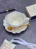 Coffeware ustawia kubek kubek Zestaw ręki szczypta koronkowy płatek ceramiczny i spodek popołudniowe filiżanki herbaty na imprezowe festiwale domowe biuro