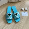 Nya kvinnors plattforms tofflor Famous Designer Classic Metal Sign Triangle Pattern Deluxe Sandaler äkta läder Sole Slingback Anti Slides tofflor för damer