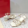 Hoge hakken sandalen met klinknagel decoratie lederen enkelgesp luxe designer sandaal modieuze 6 cm dikke hoge hakken open teen feestschoenen