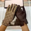 Guante de lujo para mujer, guantes de diseñador para hombre, marca de moda, guantes con dedos para muñeca desnuda, guantes de piel de oveja cálidos para invierno, G2310181Z-6