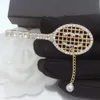 Spille di marca Spille da donna Placcate in oro Sier Crystal Pearl Battledore Cybrooch Suit Pin Festa di nozze Accessori Jewerlry Regalo