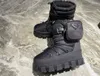 De nieuwe batch snowboots voor de herfst en winter heeft dikke zolen, die warm en comfortabel zijn waardoor het super warme damesschoenen zijn.