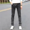 Mäns jeans snygga denimbyxor raka ben män smala passar lång hög elasticitet hud tunch mager streetwear