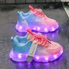 Stövlar barn ledskor pojkar flickor tänd sneakers usb laddare glödande mesh andningsbar färgglad belysning lysande sula l231017