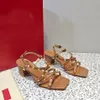 Hoge hakken sandalen met klinknagel decoratie lederen enkelgesp luxe designer sandaal modieuze 6 cm dikke hoge hakken open teen feestschoenen