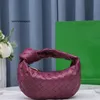 Сумки Bottegaaaveneta Дизайнерская сумка Jodie с круглым дном Тканая сумка из овечьей кожи Мягкая кожаная сумка из овчины Премиум-кожа с завязками под мышками Мини-сумка Hobo Женские сумки L