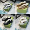 Designer Offes Sapatos Brancos Homens Mulheres Top Quality Sapatos Casuais Fora do Escritório Sapatilhas Low-Tops Preto Branco Rosa Couro Luz Azul Patente Treinadores Corredores Sneaker A02