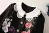 Vêtements pour femmes européennes et américaines, robe à ceinture à manches longues, col de poupée, broderie de fleurs, à la mode, nouvelle collection automne 2023