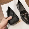 Sukienka buty luksusowe małe skórzane buty kobiety płaskie spiczasty palce damski Oxford 2-drogi łańcucha obuwia mokasyna femme duży rozmiar 42/43 trampki kobiety 231017