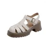 Sandaler söta runda tå kvinnor ankel spänne sommarskor lyxdesigner lägenheter klassisk svart vit sapato mode strand chaussures