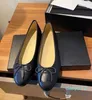 Ballerine di alta qualità Scarpe classiche di design Abito da sposa da donna Pelle di tweed Panno Due colori Giunzione Fiocco Rotondo Moda festa estiva Sandali da donna con scatola