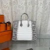 Borse di lusso Borsa a mano Famiglia Filo di cera cucito a mano puro Borsa himalayana cucita Borsa a tracolla portatile con bottone in argento da 25 cm