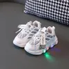 Buty Spring LED LED Buty dziecięce Buty oddychające dzieciom dla chłopców Glow Baby Sport Sport Casual Sneaker 231017