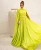 Robes de soirée à cou de couture longue en mousseline de mousseline avec cape A-line verte plissée du sol plissé de la longueur de sol