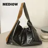 Kvällspåsar Mediow Vintage Stora kapacitet Hobos för kvinnor Luxur Designer Handväskor Purs 2023 I PU Oil Wax Wide Straps Messenger