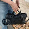 Çapraz Vücut Çantaları Kadın Perçinli Siyah ve Bag Büyük Kapasite PU Faux Learer Soulder Bag Retro Rahat Fermuar Crossbody Bagcatlin_fashion_bags