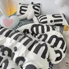 Beddengoed sets Koreaanse stijl zwarte letter set bed plat laken kussensloop mode dekbedovertrek kind volwassen koningin full twin size 231018