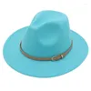 Basker fedora hatt kvinnor vår sommar liten bälte filt cap party prestanda topp män klänning hattar sunhat sombreros de mujer