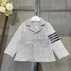 Varumärkesdesigner Baby Tracksuits Kids Formell klänningstorlek 100-160 cm 2st Polo Collar Long Sleeved Suit och randig dekorativ elastisk midjebyxor augusti