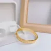 Top Venta Diseñador Marca Pulseras Mujeres Brazalete Diseñadores Carta Pulsera Cristal 18K Chapado en oro Acero inoxidable Amantes de la boda 217S