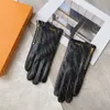 Guantes de cuero de lujo para mujer, manoplas de terciopelo de diseñador a la moda, cálidos guantes de piel de oveja de felpa para otoño e invierno, guantes con cinco dedos