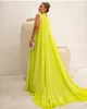 Robes de soirée à cou de couture longue en mousseline de mousseline avec cape A-line verte plissée du sol plissé de la longueur de sol