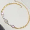 Moda de lujo para mujer Collar de oro Exquisito y magnífico Estilo de letra Colocación blanca Incrustación de diamante rosa Encanto Diseñador noble deslumbrante Colgante de joyería para mujer