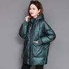 Parka da donna in piumino 2023 inverno donna lucida moda coreana di media lunghezza con cappuccio sciolto spesso caldo giacca da donna in cotone lucido nero 231017