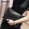 Kvällspåsar Jierotyx Clutch for Women Luxury Brand Punk Rock Style Rivet Shoulder Envelope Bag Unisex Black Leather Handbags 231017