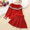 Kläderuppsättningar 2023 Autumn Winter Long Sleeve Doll Collar Sweater Cardigan Plaid kjol Tvådel söt stickad baby kostym barnkläder flickor