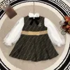 Varumärkespårflickor Klänningar Baby Autumn sätter storlek 100-150 cm spets långärmad stående krage skjorta och väst jacquard denim kjol aug33