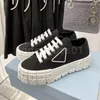 Tasarımcı Üçgen Logo Çift Tekerlek Sıradan Ayakkabı Platformu Naylon Spor Ayakkabıları Kadın Beyaz Sneaker Eğitimleri İçin Erkekler Üçlü Kalın Dip Lüks Düşük Gabardine A1018
