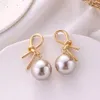 CLIP-ON SCREW BACK Vintage Metal Gold Big Shiny Pearl Clip Earrings Geometrisk oregelbunden design för Women Girl Non Pierced Ear CL251Z