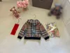 Designer de luxo crianças zíper casacos moda criança jaqueta com capuz tamanho 100-160 cm pixel pequeno padrão de grade casaco de bebê para meninos ago30