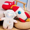 Coussins en peluche 58 cm en peluche fusée astronaute jouet vaisseau spatial en peluche coussin décoration de la maison cadeau d'anniversaire découverte de l'espace jouet éducatif pour enfants 231017