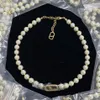 Sweet Simplicity Lady Brass Pearls Halsband hängsmycken Geometri Design Initial V Litter pärla dekorera kvinnor kedja halsband juvel248i