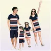 Familjen Look Dress Mother Daughter Clothes Summer Fashion Randig Tshirt Matchande kläder Far Son Baby Boy Girl Clothing Y200713943462