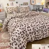 Sängkläder sätter leopard tryckt tecknad geometrisk täcke er Comfort King Size Queen Bed Sheet 230105 Drop Delivery Home Garden Textiles S DHYW2