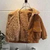 Vestes 2023 Veste d'hiver en velours côtelé pour garçons Manteau en peluche Revers Vêtements d'extérieur chauds Vêtements pour enfants Épaissir la laine d'agneau